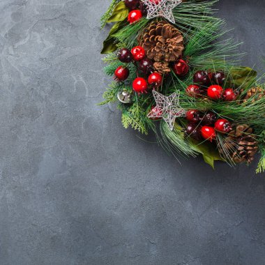 Tatil yeni yıl kavramı. Advent Noel kapı çelenk şenlikli dekorasyonu rahat siyah bir arka plan ile. Üstten Görünüm kopya alanı düz yatıyordu