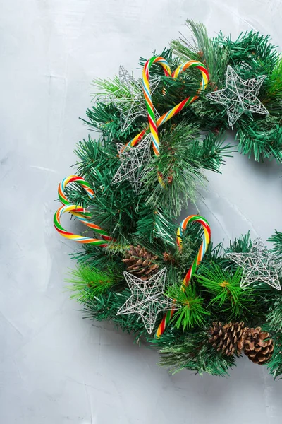 Tatil yeni yıl kavramı. Advent Noel kapı çelenk şenlikli dekorasyonu rahat bir arka plan ile. Düz yatıyordu Üstten Görünüm