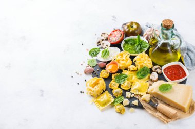 İtalyan gıda ve maddeler ürün yelpazesine, ravioli ricotta ve ıspanaklı makarna tortellini pesto domates ile zeytinyağı parmesan peyniri sosu. Alan arka plan kopyalama