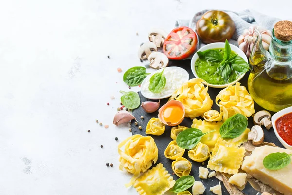 Comida e ingredientes italianos, macarrão ravioli tortellini pesto molho de tomate — Fotografia de Stock