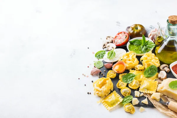 Comida e ingredientes italianos, macarrão ravioli tortellini pesto molho de tomate — Fotografia de Stock