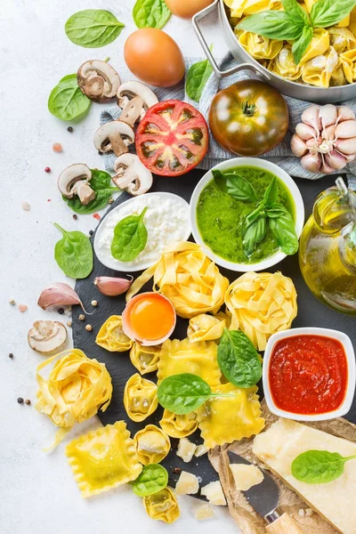 Comida e ingredientes italianos, pasta de ravioles tortellini pesto salsa de tomate — Foto de Stock