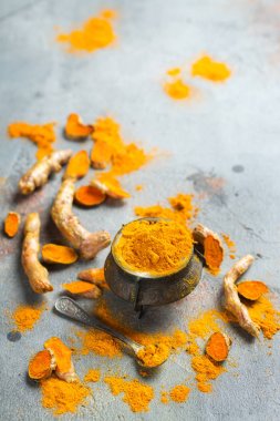 Ham zerdeçal kökü curcuma longa tozu