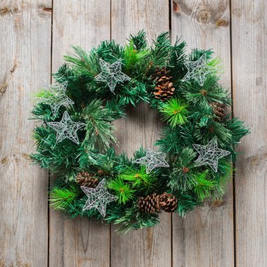 Tatil yeni yıl kavramı. Advent Noel kapı çelenk şenlikli dekorasyonu rahat ahşap zemin ile. Düz yatıyordu Üstten Görünüm