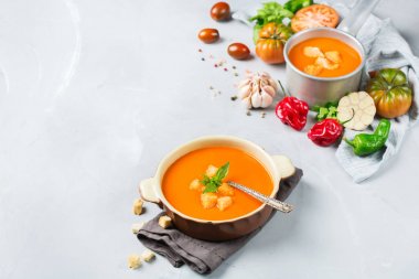 Sarımsak ile domates biber çorbası gaspaço