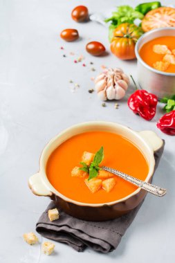 Sarımsak ile domates biber çorbası gaspaço