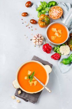 Sarımsak ile domates biber çorbası gaspaço