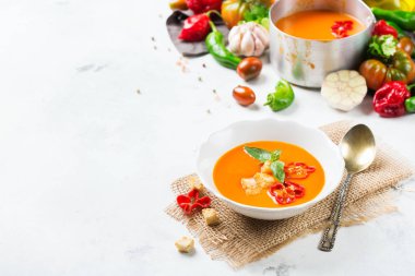 Sarımsak ile domates biber çorbası gaspaço