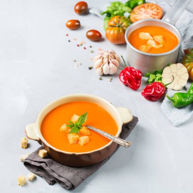 Sarımsak ile domates biber çorbası gaspaço