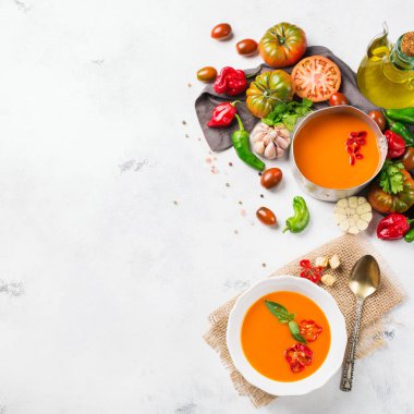 Sarımsak ile domates biber çorbası gaspaço