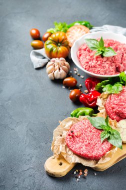 Ev yapımı ham organik kıyılmış sığır eti burger pirzola ve sebze