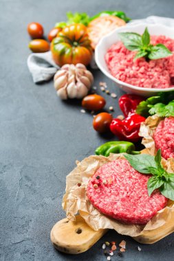 Ev yapımı ham organik kıyılmış sığır eti burger pirzola ve sebze