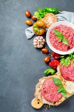 Ev yapımı ham organik kıyılmış sığır eti burger pirzola ve sebze