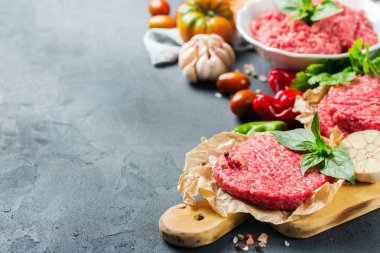 Ev yapımı ham organik kıyılmış sığır eti burger pirzola ve sebze