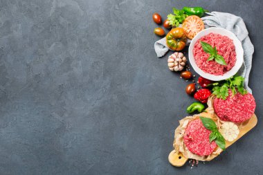 Ev yapımı ham organik kıyılmış sığır eti burger pirzola ve sebze