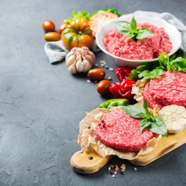 Ev yapımı ham organik kıyılmış sığır eti burger pirzola ve sebze