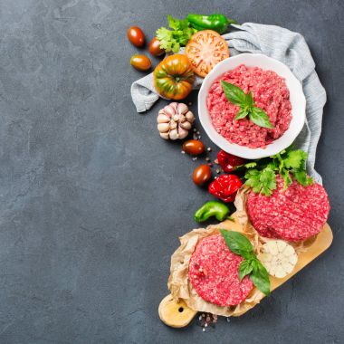 Ev yapımı ham organik kıyılmış sığır eti burger pirzola ve sebze