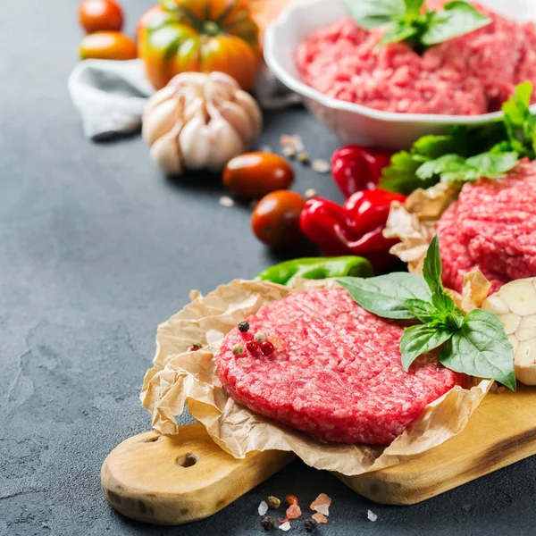 Domácí bio mleté hovězí maso burger kotleta a zelenina — Stock fotografie
