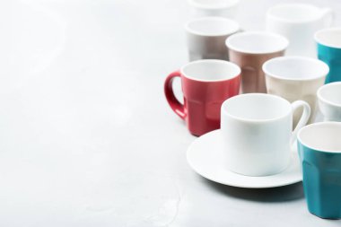 Farklı boş çay ve Kahve kupaları ve kahvaltı için kupa