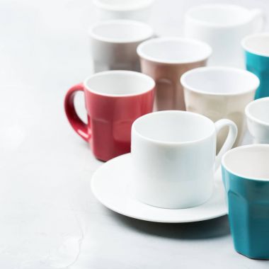 Farklı boş çay ve Kahve kupaları ve kahvaltı için kupa