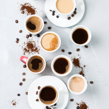 Farklı Kahve kupaları ve kahvaltı için kupa