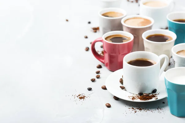 Forskjellige kaffekopper og kopper til frokost – stockfoto