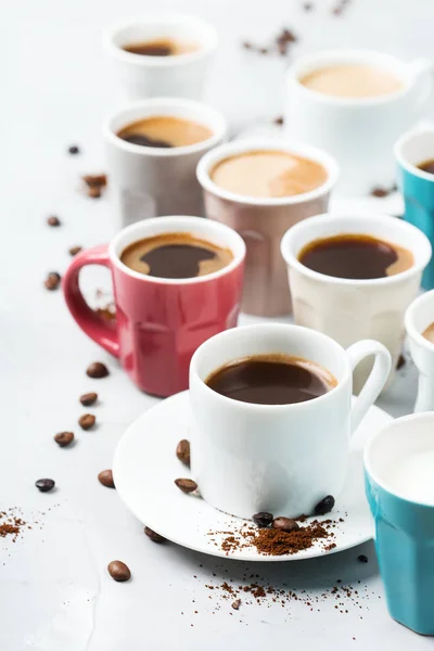 Verschiedene Kaffeebecher und Tassen zum Frühstück — Stockfoto