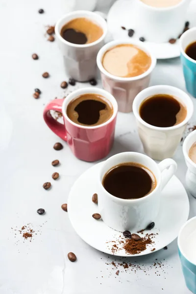 Olika kaffemuggar och koppar för frukost — Stockfoto