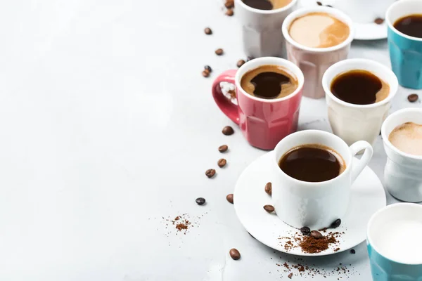 Olika kaffemuggar och koppar för frukost — Stockfoto