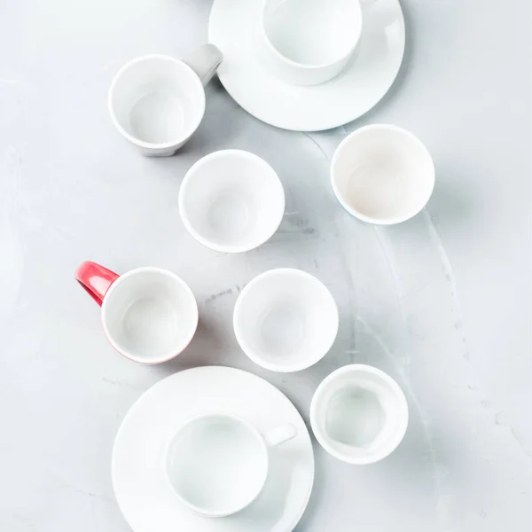 Berbeda teh kosong dan cangkir kopi dan cangkir untuk sarapan — Stok Foto