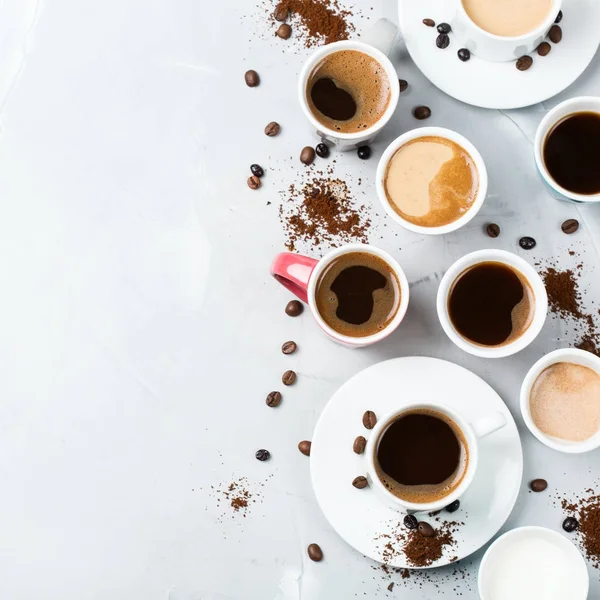 Gelas kopi dan cangkir yang berbeda untuk sarapan — Stok Foto