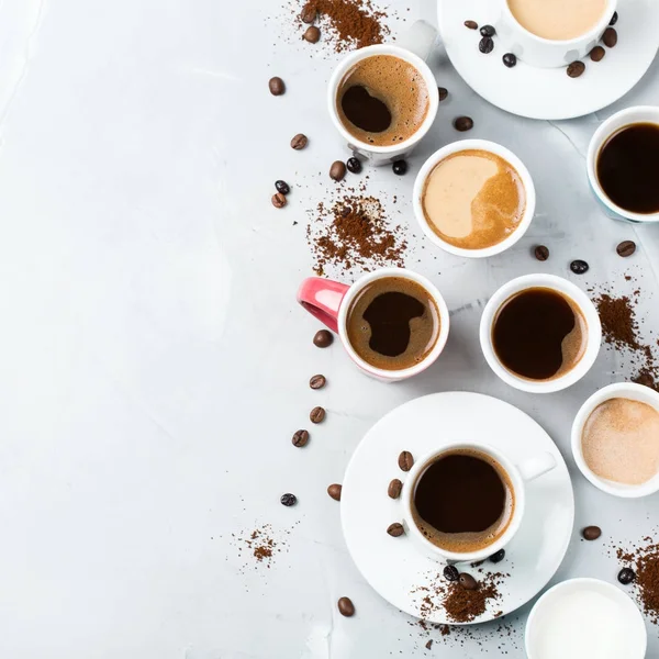 Forskjellige kaffekopper og kopper til frokost – stockfoto