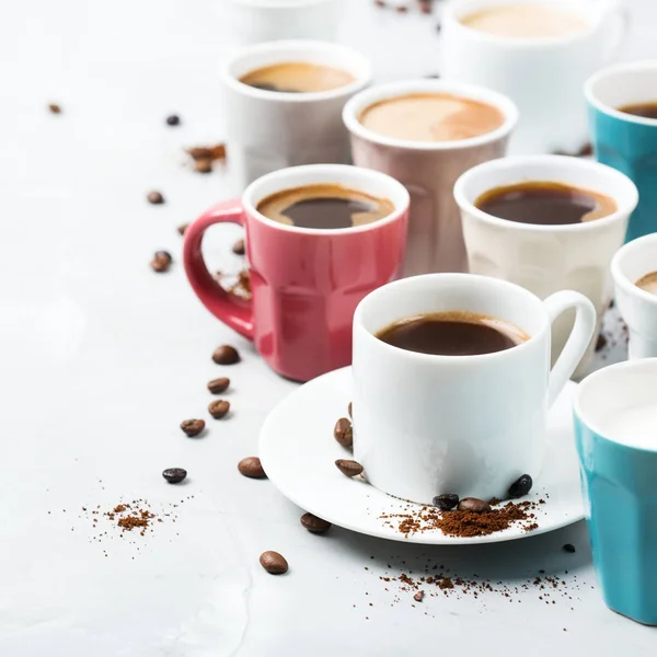 早餐用不同的咖啡杯和杯子 — 图库照片