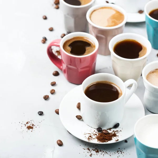 Различные кофейные кружки и чашки на завтрак — стоковое фото