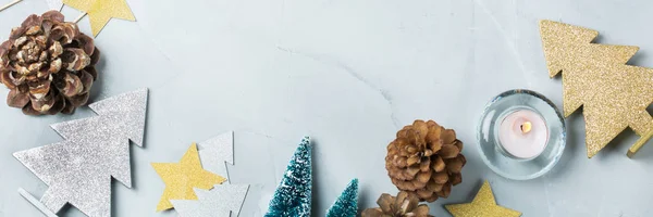 クリスマスの新しい休日の概念 クリスマスシンボル ツリークロックスターキャンドルとグリーティングカードのためのお祭りの装飾 フラットレイアウトトップビューコピースペース背景 — ストック写真
