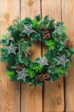 Advent Noel ahşap kapı çelenk şenlikli dekorasyonu ile