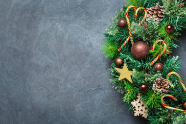 Tatil yeni yıl kavramı. Advent Noel kapı çelenk şenlikli dekorasyonu rahat siyah bir arka plan ile. Üstten Görünüm kopya alanı düz yatıyordu