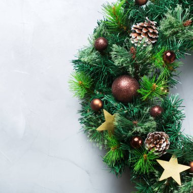 Tatil yeni yıl kavramı. Advent Noel kapı çelenk şenlikli dekorasyonu rahat bir arka plan ile. Üstten Görünüm kopya alanı düz yatıyordu