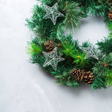 Tatil yeni yıl kavramı. Advent Noel kapı çelenk şenlikli dekorasyonu rahat bir arka plan ile. Üstten Görünüm kopya alanı düz yatıyordu