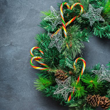 Tatil yeni yıl kavramı. Advent Noel kapı çelenk şenlikli dekorasyonu rahat siyah bir arka plan ile. Üstten Görünüm kopya alanı düz yatıyordu