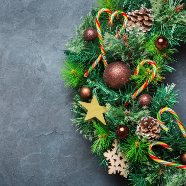 Tatil yeni yıl kavramı. Advent Noel kapı çelenk şenlikli dekorasyonu rahat siyah bir arka plan ile. Üstten Görünüm kopya alanı düz yatıyordu