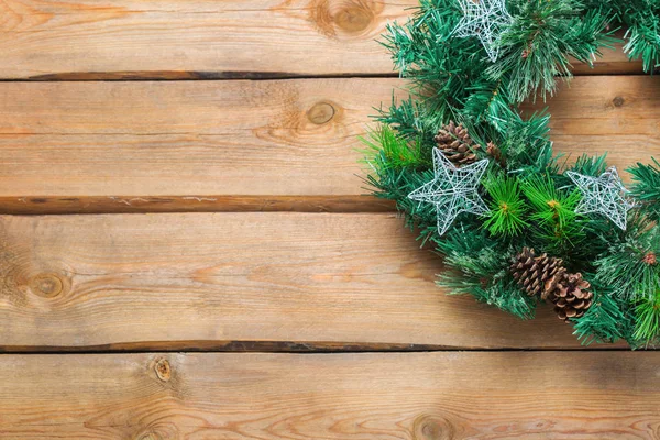 Έλευση ξύλινη πόρτα Χριστουγεννιάτικο στεφάνι με εορταστική διακόσμηση — Φωτογραφία Αρχείου
