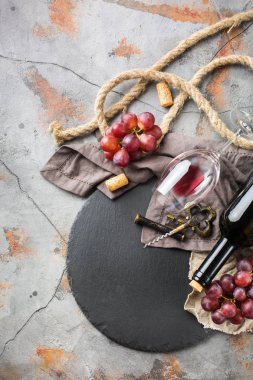 Şişe, tirbuşon, bardak kırmızı şarap, üzüm bir tablo