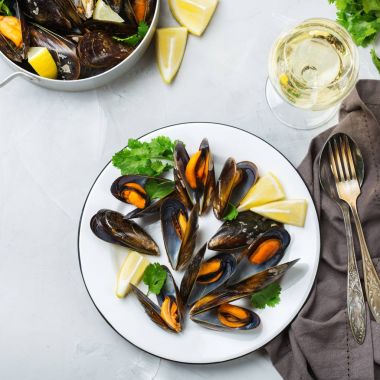 Beyaz şarap ile midye kabuklu deniz ürünleri, deniz ürünleri bir tablo