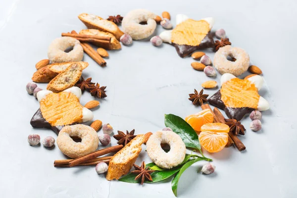 Christmas cookies krans med kryddor och tangerine — Stockfoto