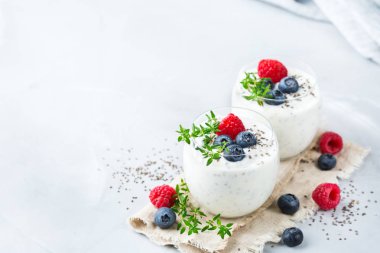 Sağlıklı vegan beyaz chia pudingi çilek ve yeşil kekik ile