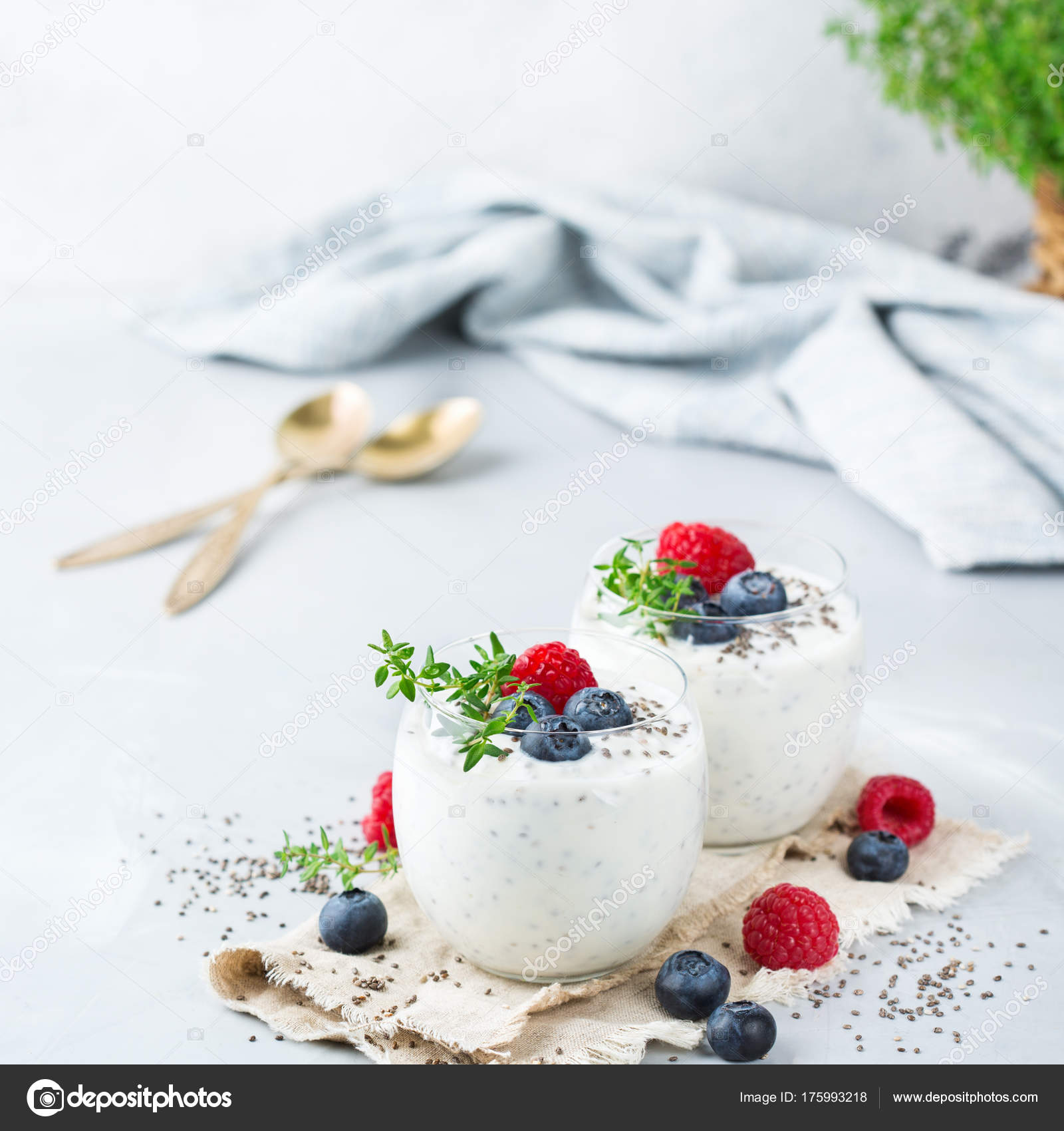 Sağlıklı vegan beyaz chia pudingi çilek ve yeşil kekik ile — Stok Foto