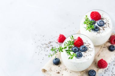 Sağlıklı vegan beyaz chia pudingi çilek ve yeşil kekik ile