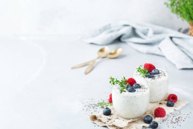 Sağlıklı vegan beyaz chia pudingi çilek ve yeşil kekik ile