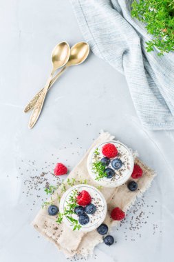 Sağlıklı vegan beyaz chia pudingi çilek ve yeşil kekik ile